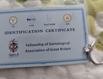 Поддельное Identification Certificate с именем Gem-A и украшение. Фото предоставлено Gem-A и опубликовано в Gems & Jewellery, осень 2023, с. 6. Это подделка, а не лабораторный отчёт Gem-A.